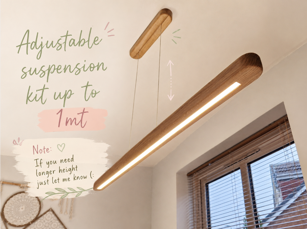 Adjustable wooden linear pendant light kit suspended from the ceiling in a room, with text overlays showing height adjustability up to 1 meter and a note about requesting a longer height.